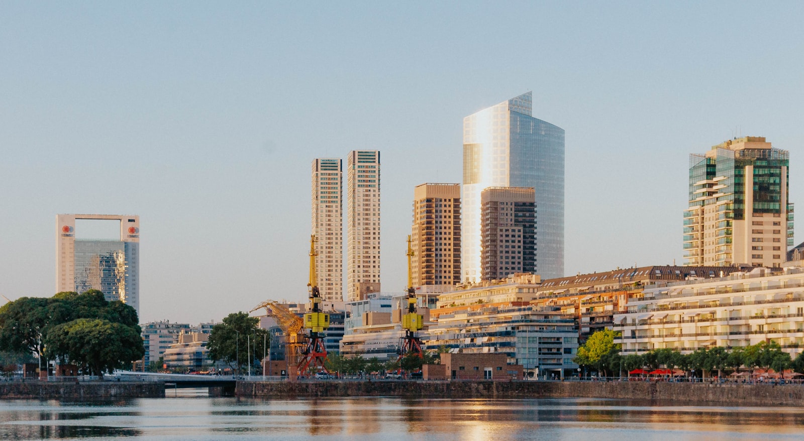 Torres residenciales en Puerto Madero, Buenos Aires